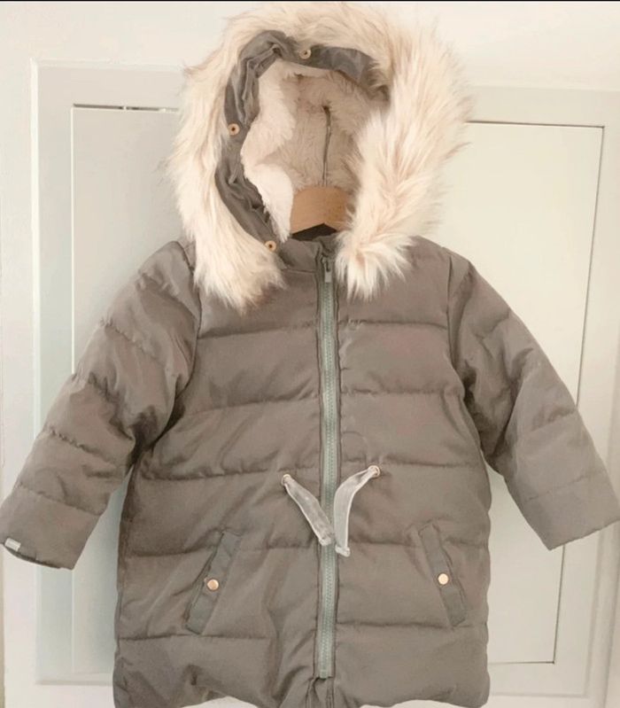 Doudoune Zara grise 18/24 mois très bon état  le lien en velours permet de cintrer la taille