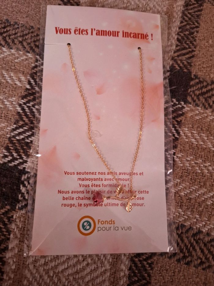 Collier avec rose