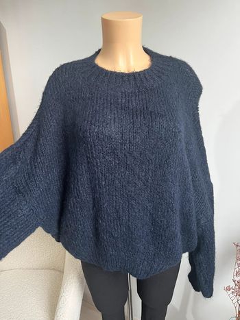 Pull bleu marine avec laine en mailles