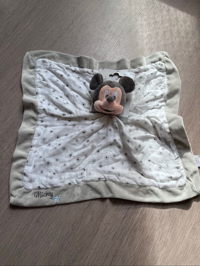 Doudou Mickey plat gris neuf avec étiquette
