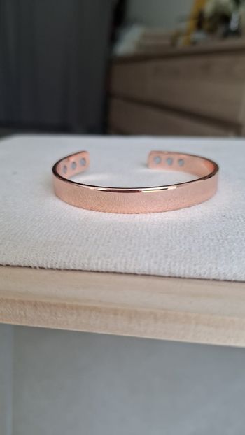 Bracelet en cuivre avec des aimants 