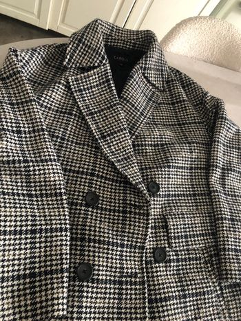 Manteau noir es blanc et pantalon rose es robe ete camel bon état 