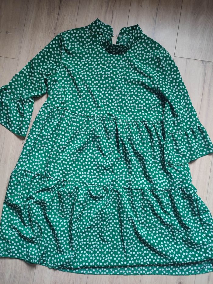 Robe verte fleurie