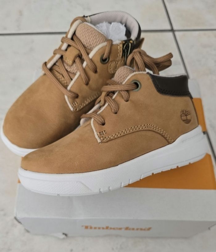 Neuves (non portées) 🏷😍🤩😍🤩👌superbes  bottines TIMBERLAND  pointure 25 garçon (prix ferme) 🤎🤎🤩😍👌👌