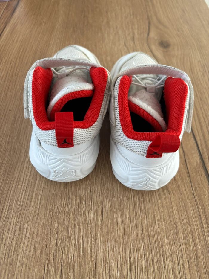 Nike Jordan blanc rouge 23,5 - photo numéro 2