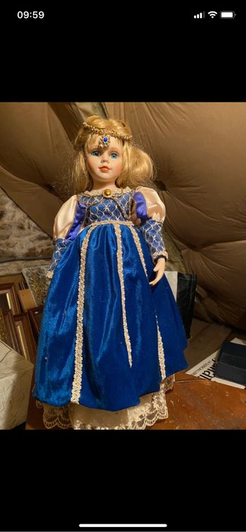 Poupée de collection en porcelaine