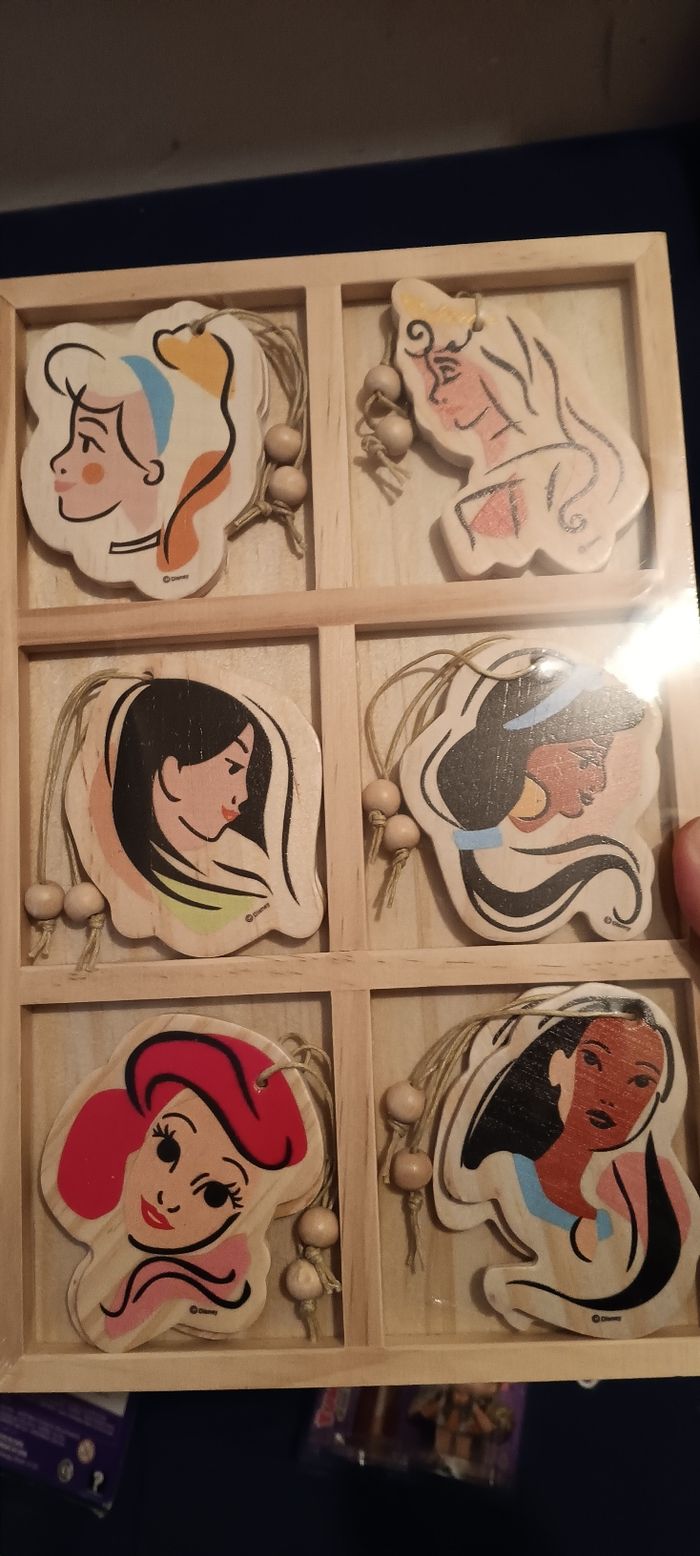 Suspensions en bois princesses pas de relais colis