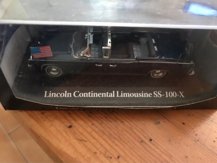 Lincoln continental limousine