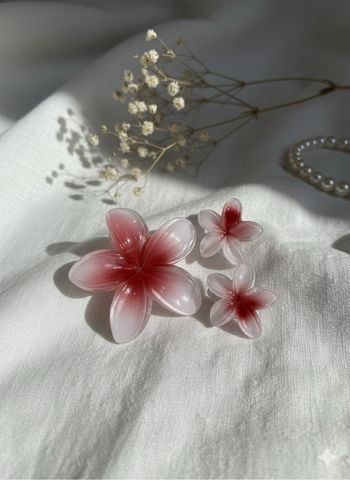 NOUVEAU ! Set Bijoux Fleur Plumeria - Rose Fuchsia & Blanc — Pince + 2 Boucles d'oreilles en Résine/Acrylique Brillante Idéal pour Soirées d'été et Festivals