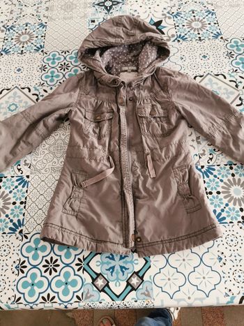 Manteau long vinyl fraise taille 4 ans très bon état