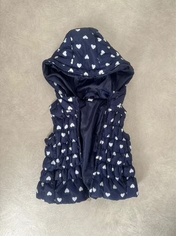 Veste sans manche mais avec capuche