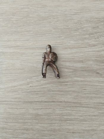 Petite figurine guerrier en metal