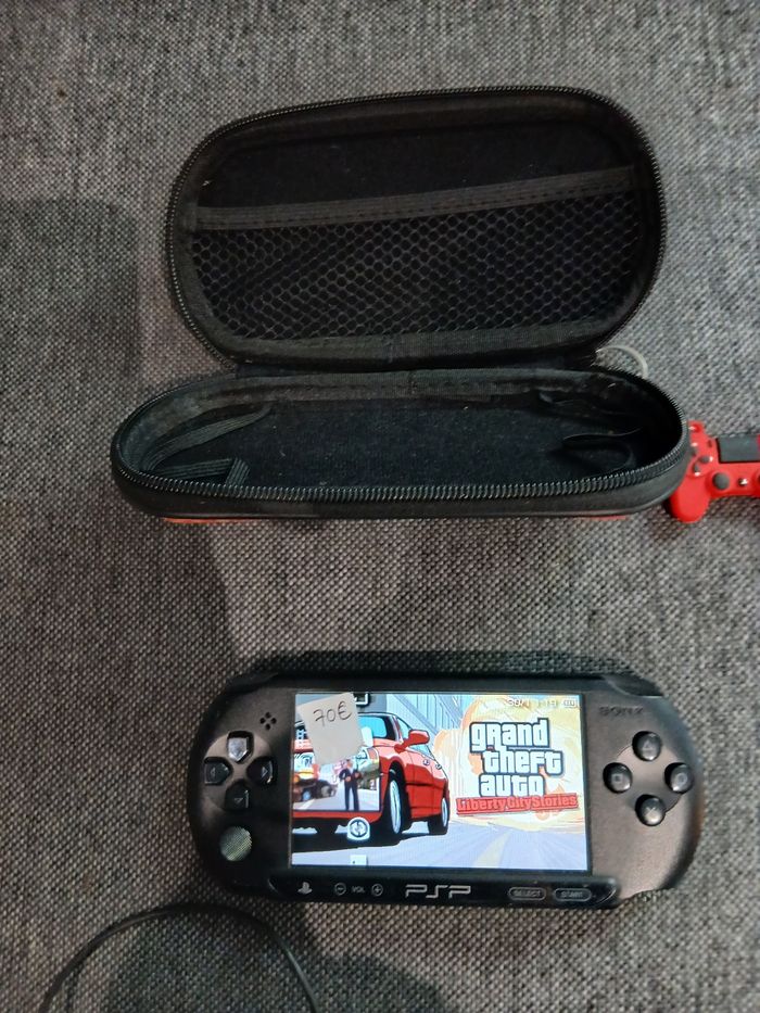 PSP E1004 avec chargeur et housse - photo numéro 3