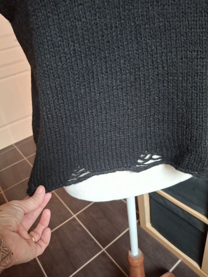 Pull sans manche noir destroy col V - photo numéro 2