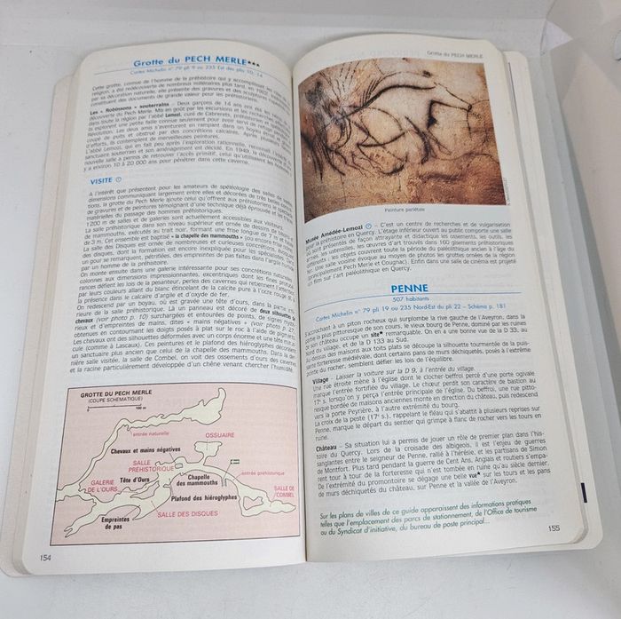 "Guide de tourisme. Michelin. Périgord Quercy".
250 pages.
ISBN : 2.06.034704.3 - photo numéro 5