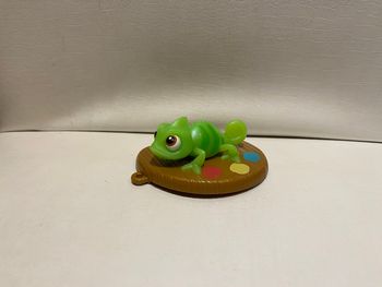 Figurine caméléon pascal raiponce 