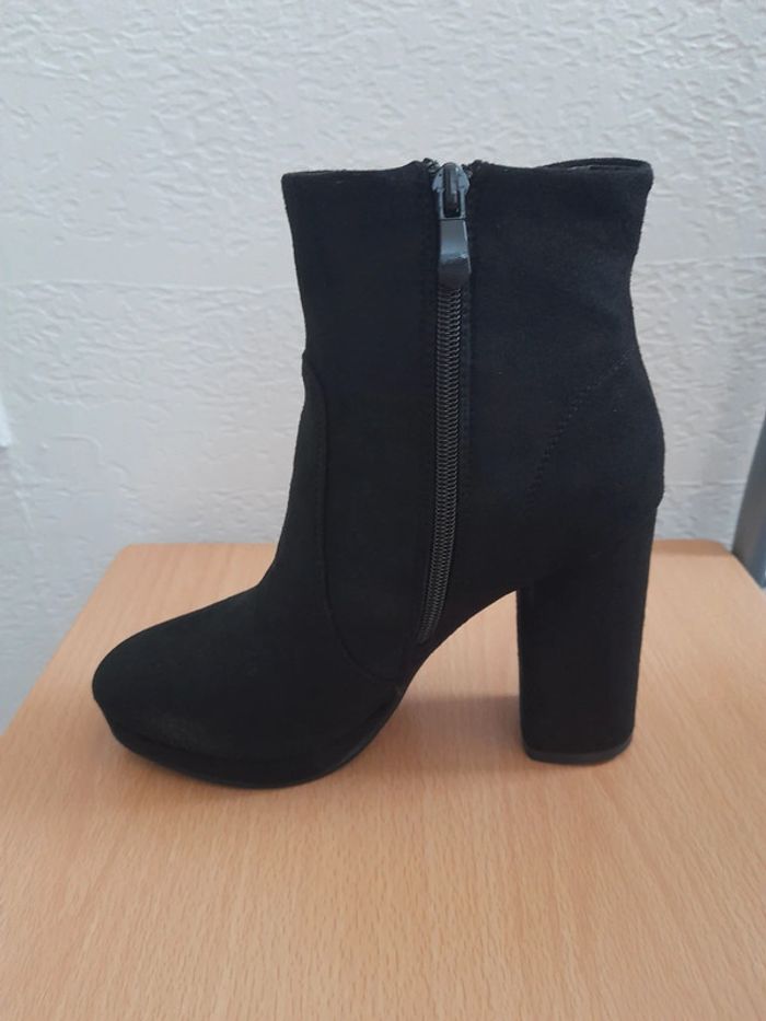 Belle paire de bottines à talons - photo numéro 2