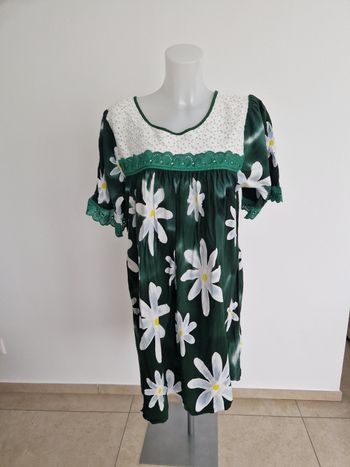Robe polynésienne verte à fleurs blanches