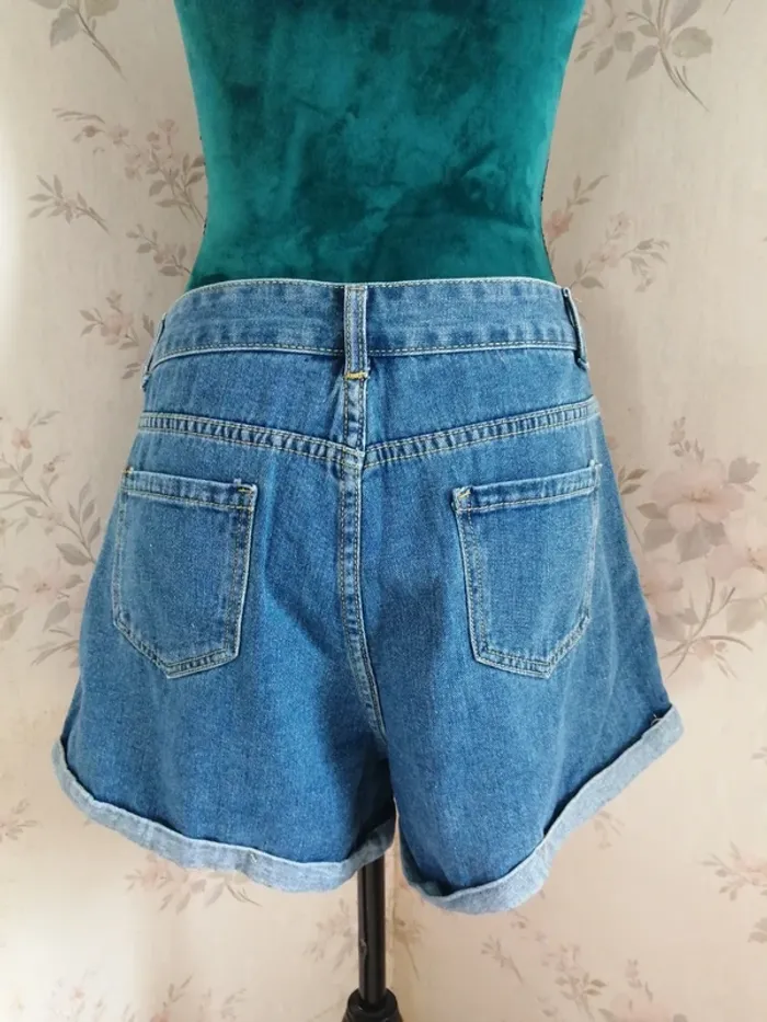 Short bleu en jeans avec fleurs blanches brodées / shein / (L) - photo numéro 3