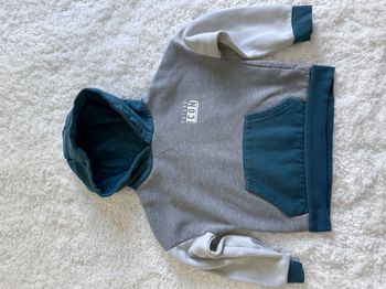 Sweat à capuche Primark taille 4-5 ans (110 cm) - Plusieurs taches sur la manche