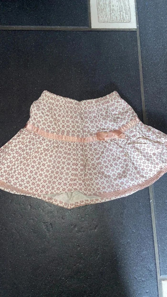 Jupe à petite fleur et noeud