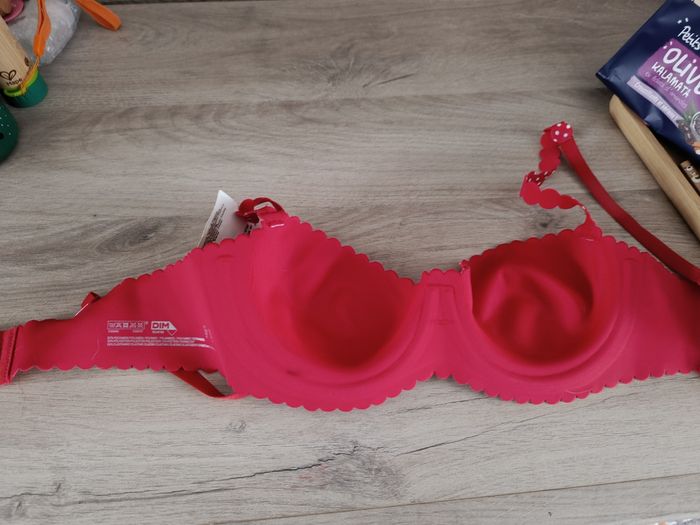 Soutien-gorge 90A à pois rouge Agnès B

Neuf avec étiquette 

Idéal pour une jeune fille - photo numéro 5