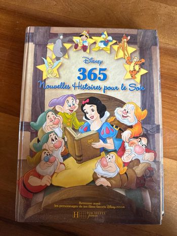 Livre Disney, 365 nouvelles histoires pour le soir. Retrouve aussi Pixar.
