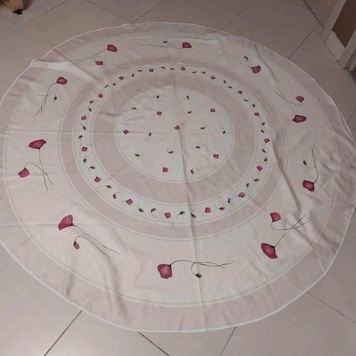 Nappe ronde beige à fleurs