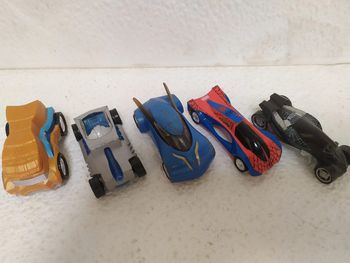 5 petites voitures majorette lot m1