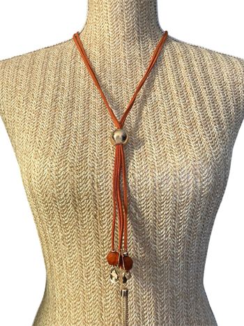 Collier lanières avec accessoires décoratifs – 52 cm Neuf