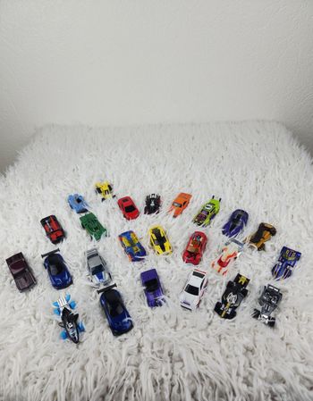Lot de 24 petites voitures marque Hot Wheels 🎅