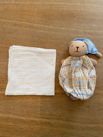 Petit doudou accompagné de son petit carré gaze de coton escamotable Nounours état neuf