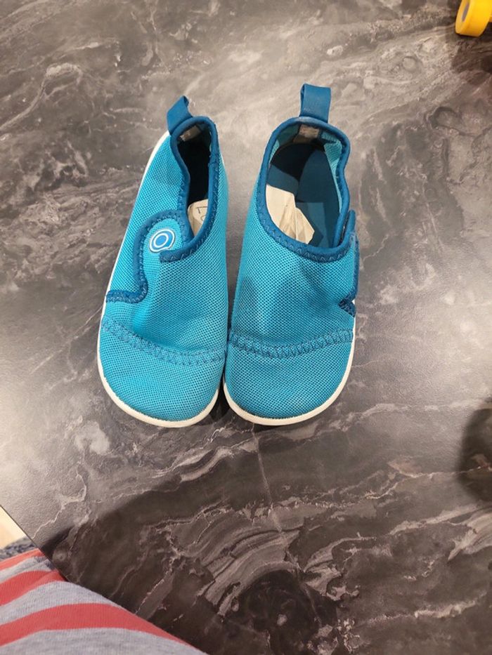 Chaussures de plage ou école,ici mis en chaussons d école