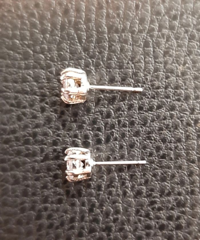 Très jolies puces d'oreilles neuves en acier inoxydable et oxydes de zirconium - photo numéro 2