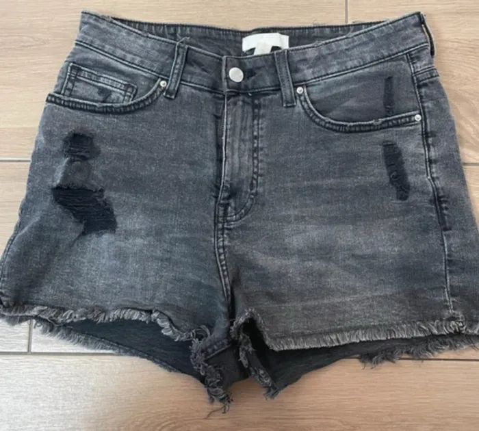 Short en jeans noir déstructuré