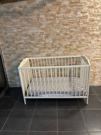 Lit bébé avec matelas neuf