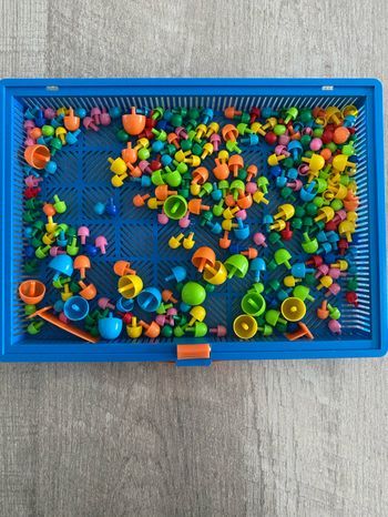 Jeu de reproduction avec des pions de couleur
