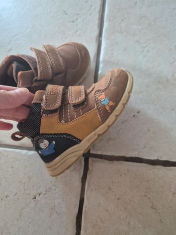 Très belles chaussures T’choupi 22