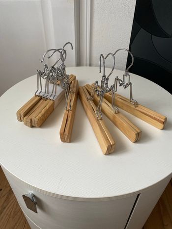 Lot 7 cintres à pinces en bois