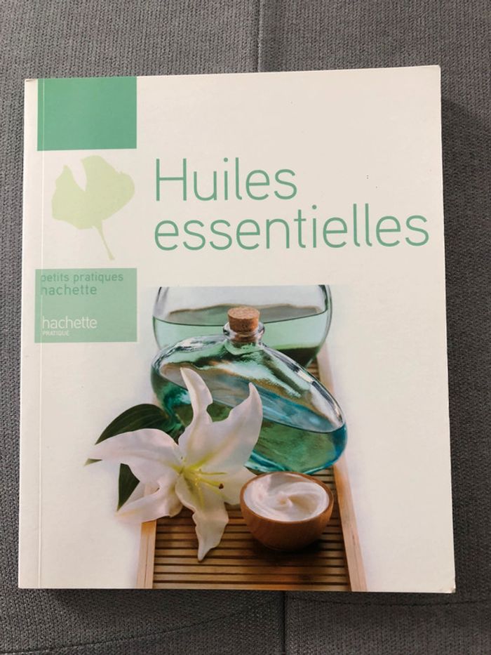 Livre: huiles essentielles NEUF
