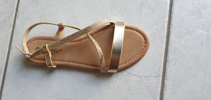 Sandale SUREDELLE tout neuf en cuir. Taille 38 - photo numéro 2