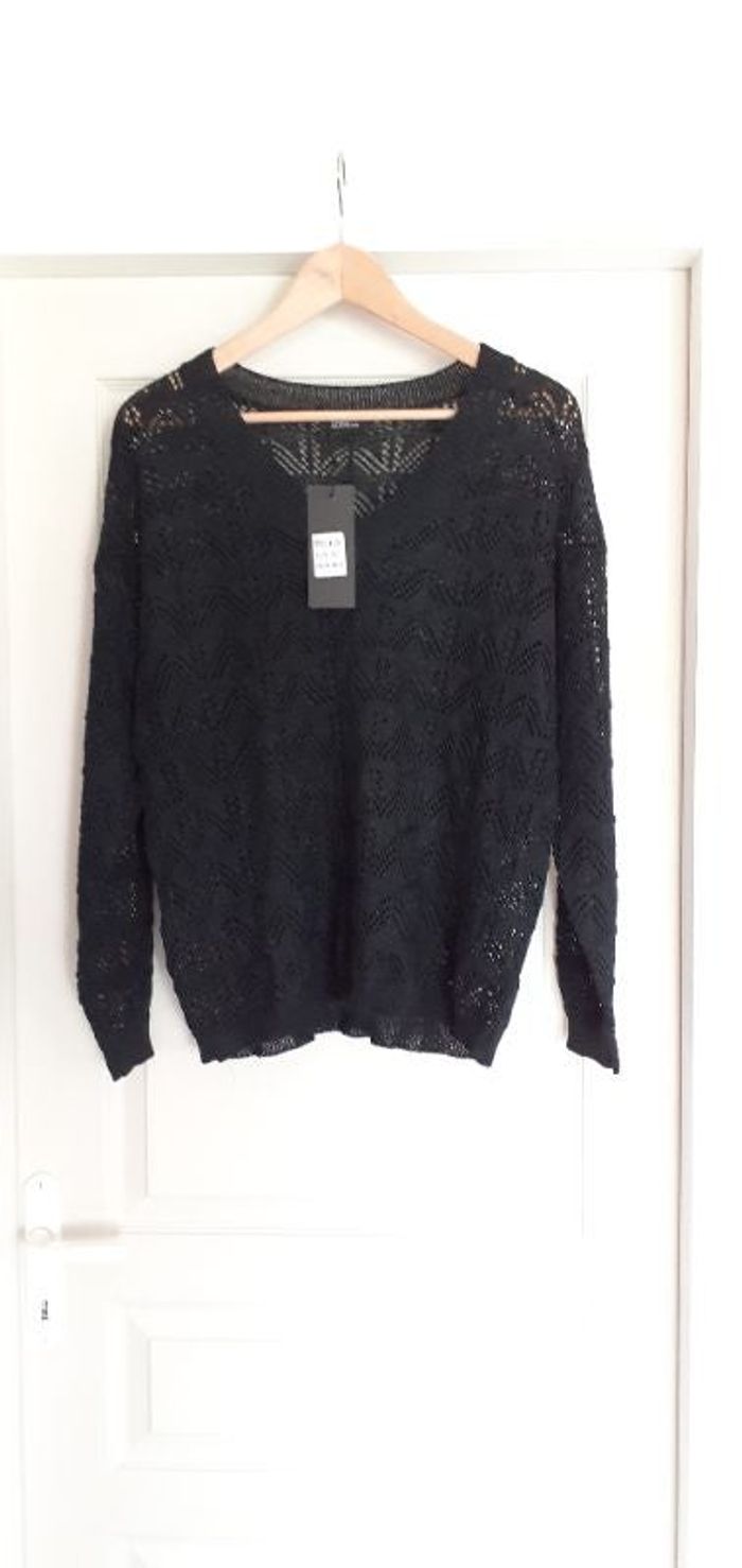 Joli pull noir ajouré
