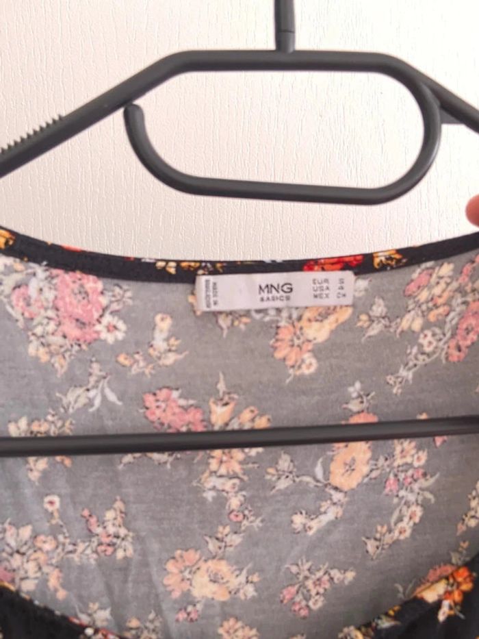 Robe noir avec fleurs mango manches courtes longueur 85 cm taille S neuf - photo numéro 3