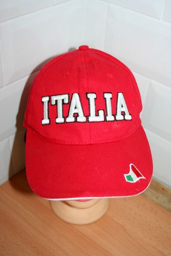 Casquette rouge liseret blanc Italia
