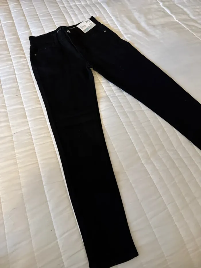 Pantalon jeans noir neuf 8/9 ans - photo numéro 3