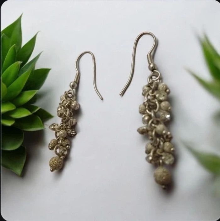Boucles d'oreilles pendentif petite boules. En très bon état - photo numéro 4