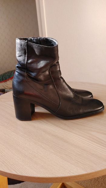 Bottine en cuir noire talon carré bout rond carré confortable