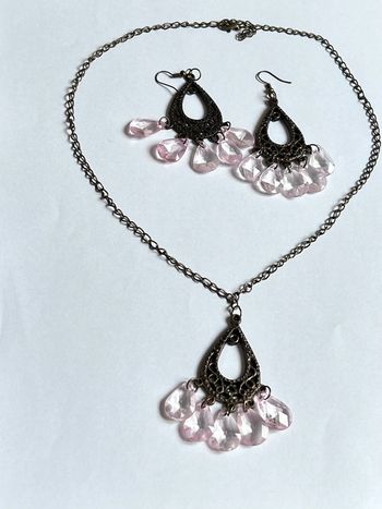 Neufs ensemble collier/ Boucles d’oreilles style quartz rose