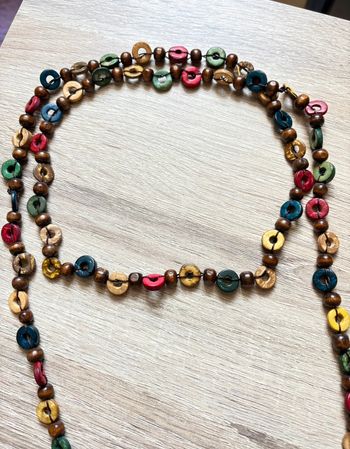 Long collier à perles colorés en bois