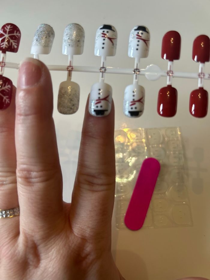 Press-on nails / Faux ongles x 24 NEUFS pour femme thème Noël 🎄☃️ couleurs rouge et blanc - photo numéro 3